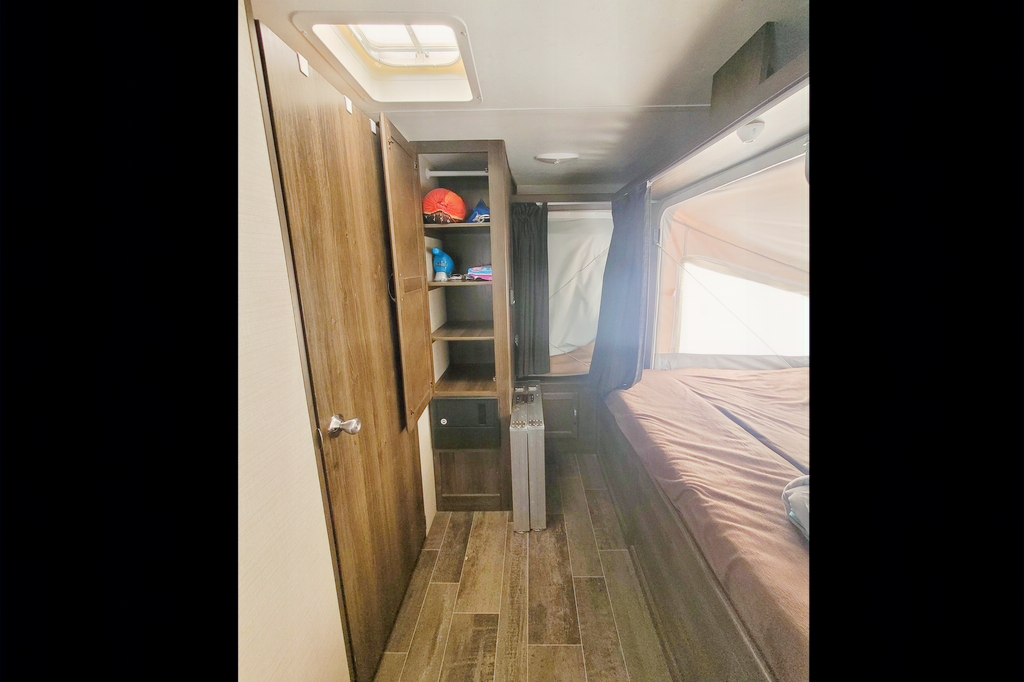 Samantha's 2190ex Hybrid - Family and Pet Friendly!