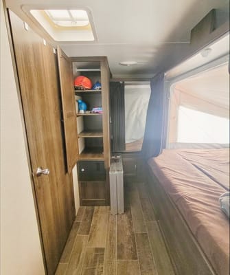 Samantha's 2190ex Hybrid - Family and Pet Friendly!