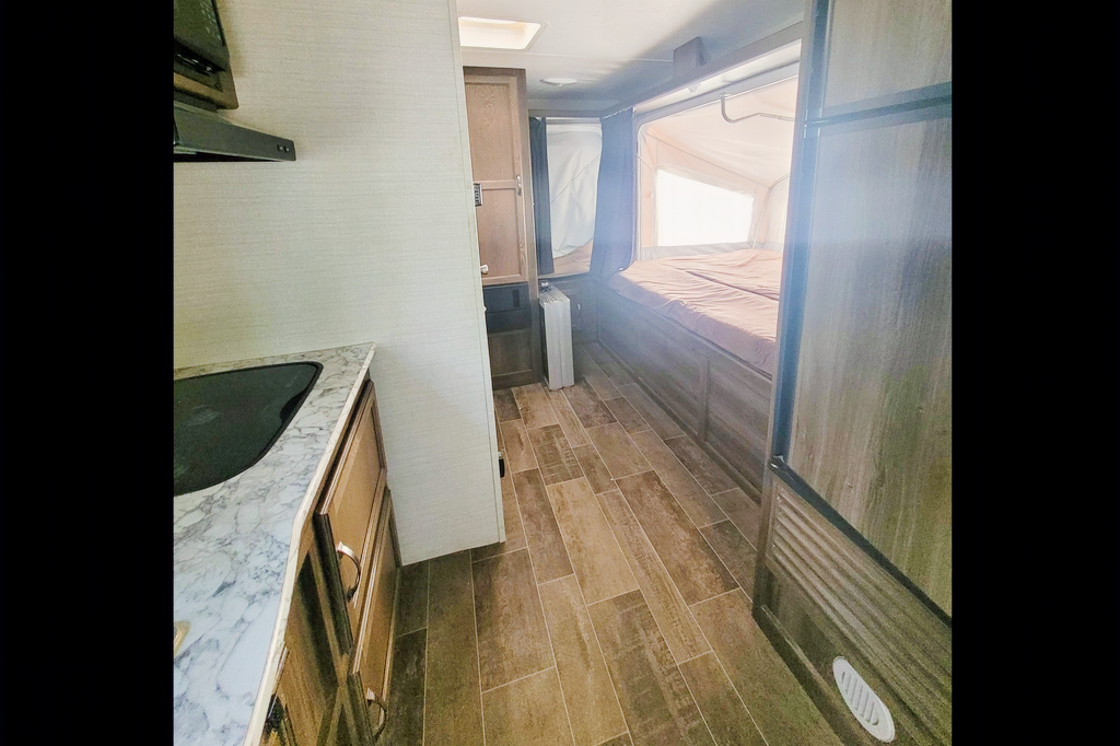Samantha's 2190ex Hybrid - Family and Pet Friendly!