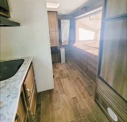 Samantha's 2190ex Hybrid - Family and Pet Friendly!