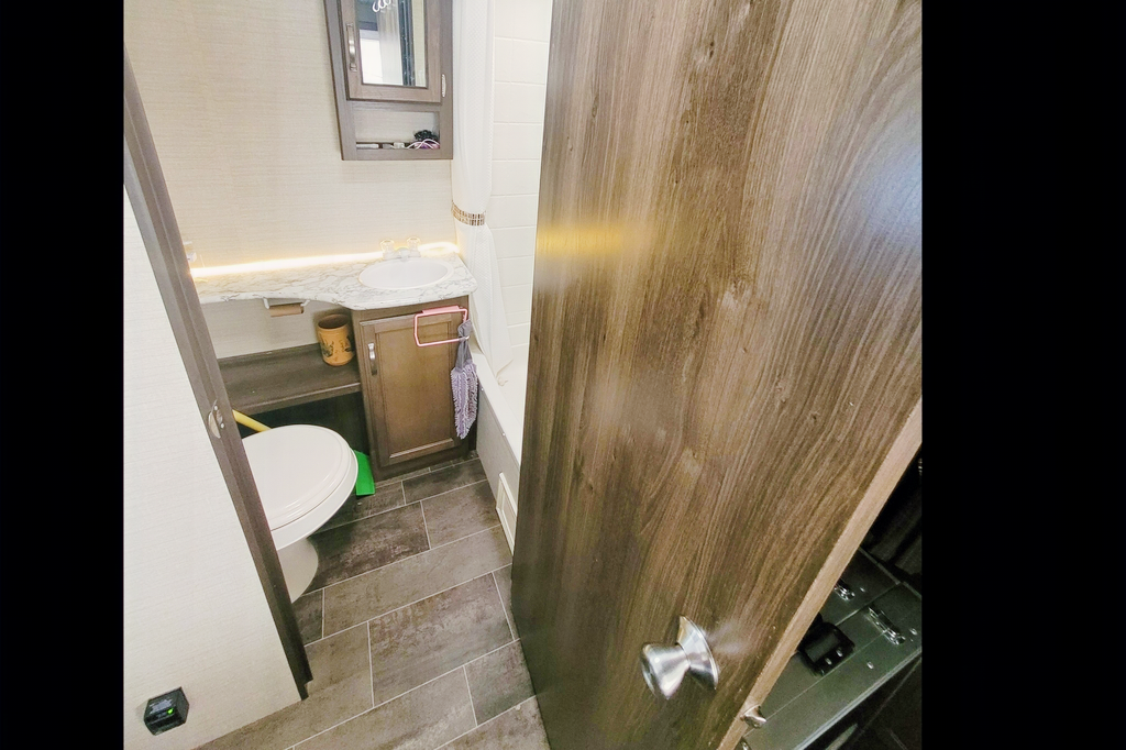 Samantha's 2190ex Hybrid - Family and Pet Friendly!