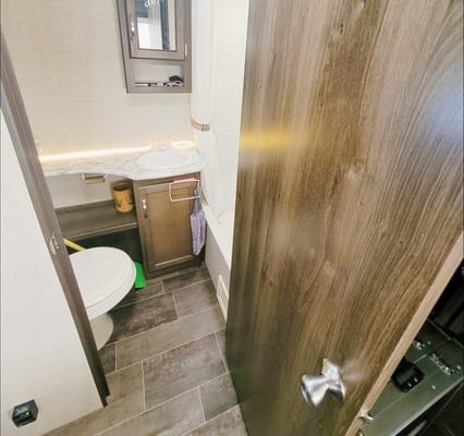 Samantha's 2190ex Hybrid - Family and Pet Friendly!