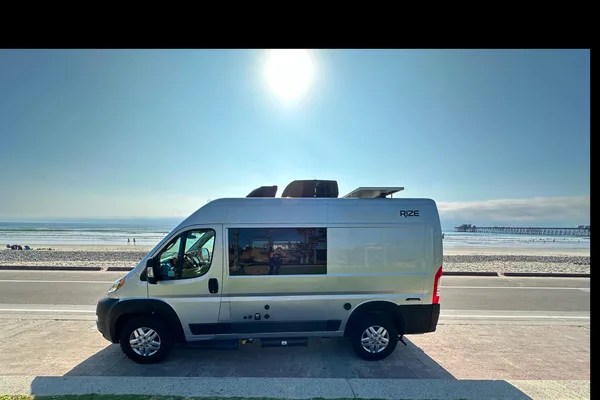 Gus's Thor Motor Coach Rize 18g Class B