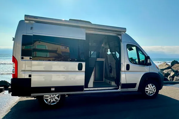 Gus's Thor Motor Coach Rize 18g Class B