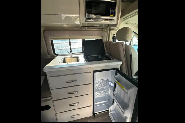 Gus's Thor Motor Coach Rize 18g Class B