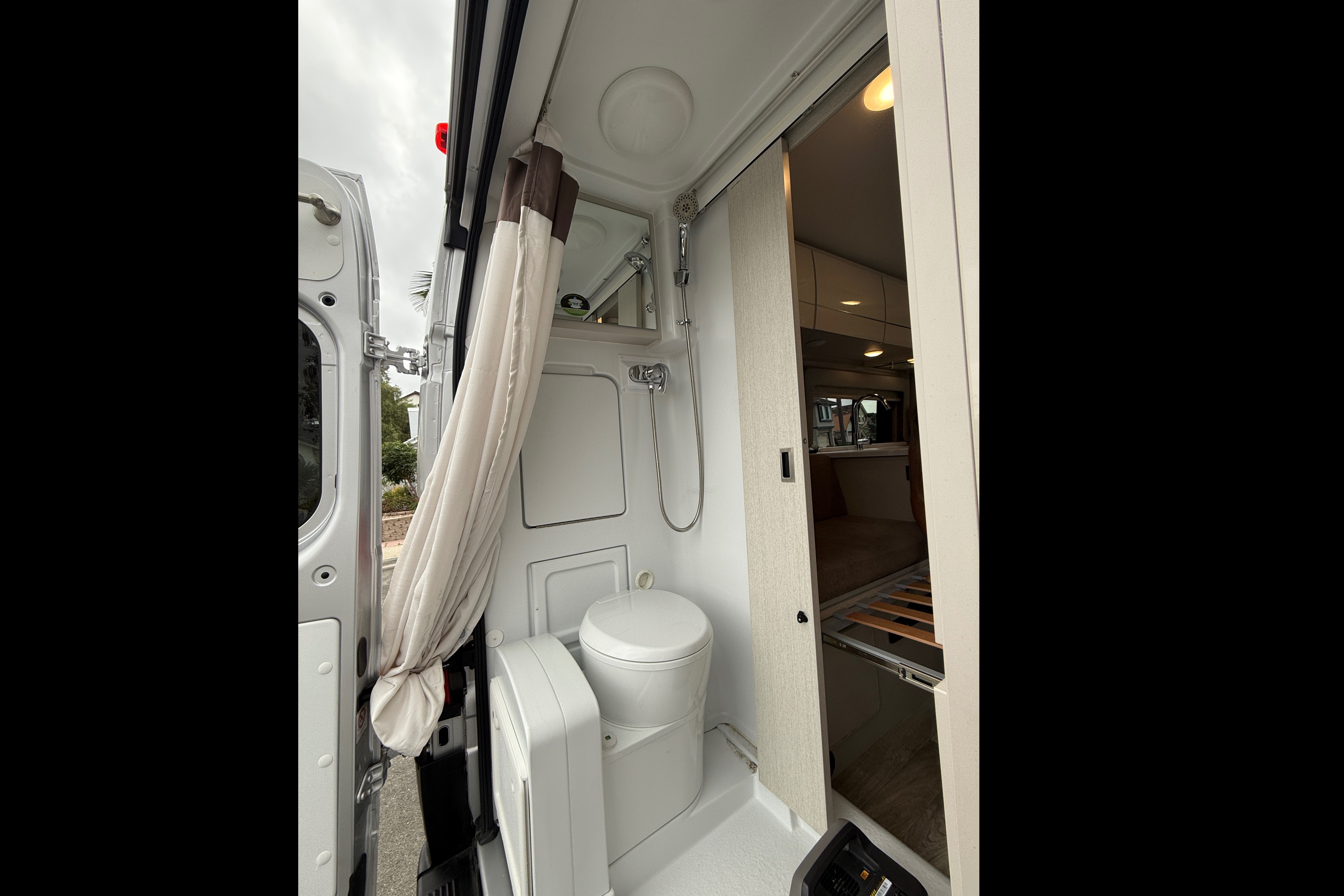Gus's Thor Motor Coach Rize 18g Class B