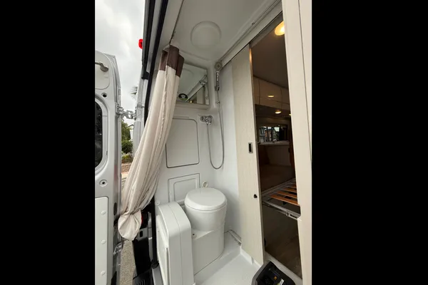 Gus's Thor Motor Coach Rize 18g Class B