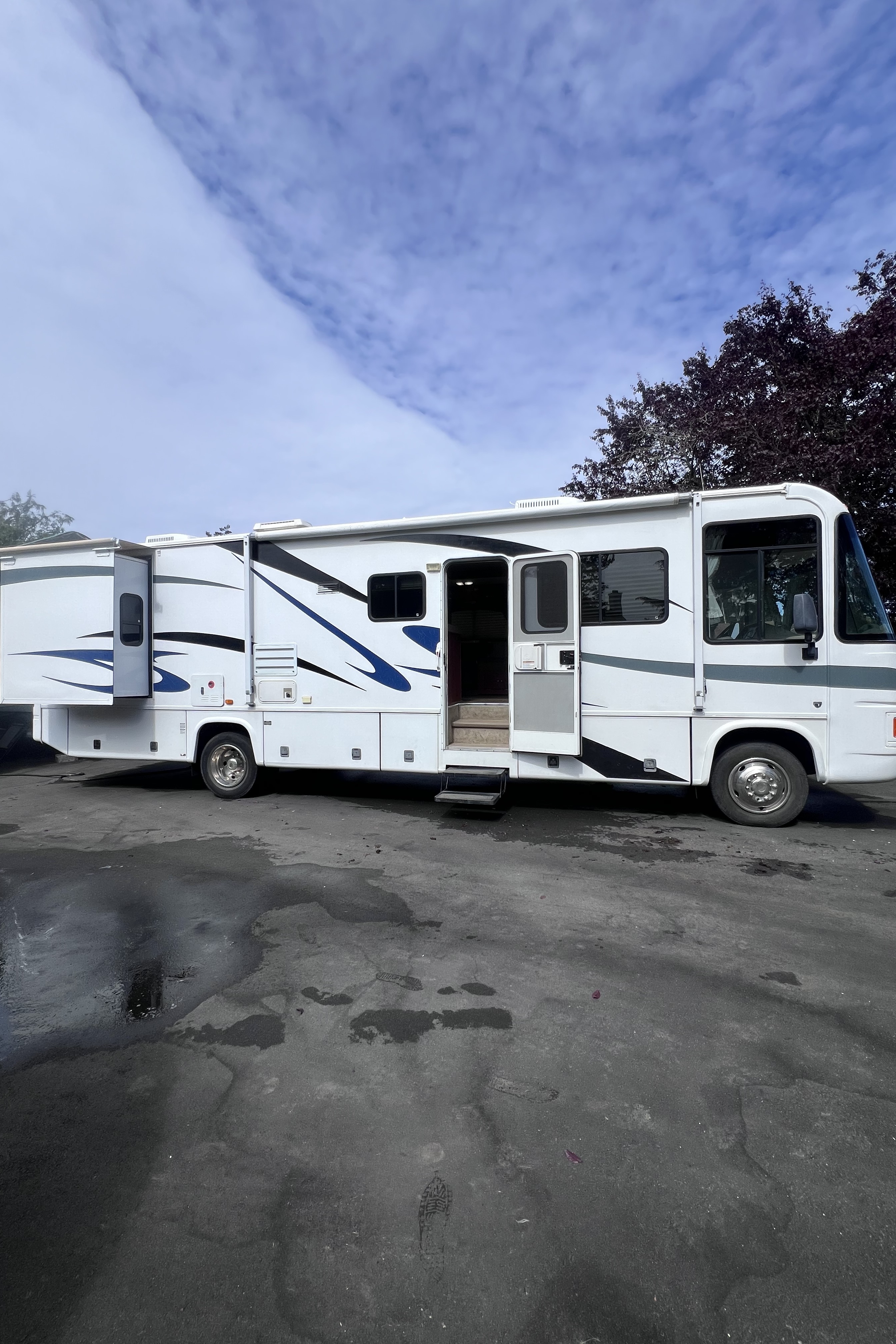 Alyssa’s  Goergie boy  37’ class a Class A