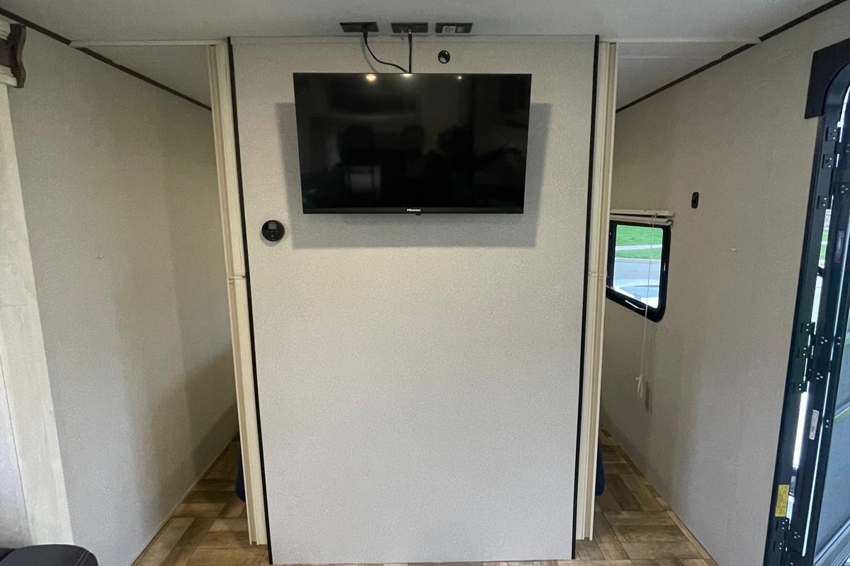 Neighbor's Grand River 270BHSN Northern Edition Travel Trailer