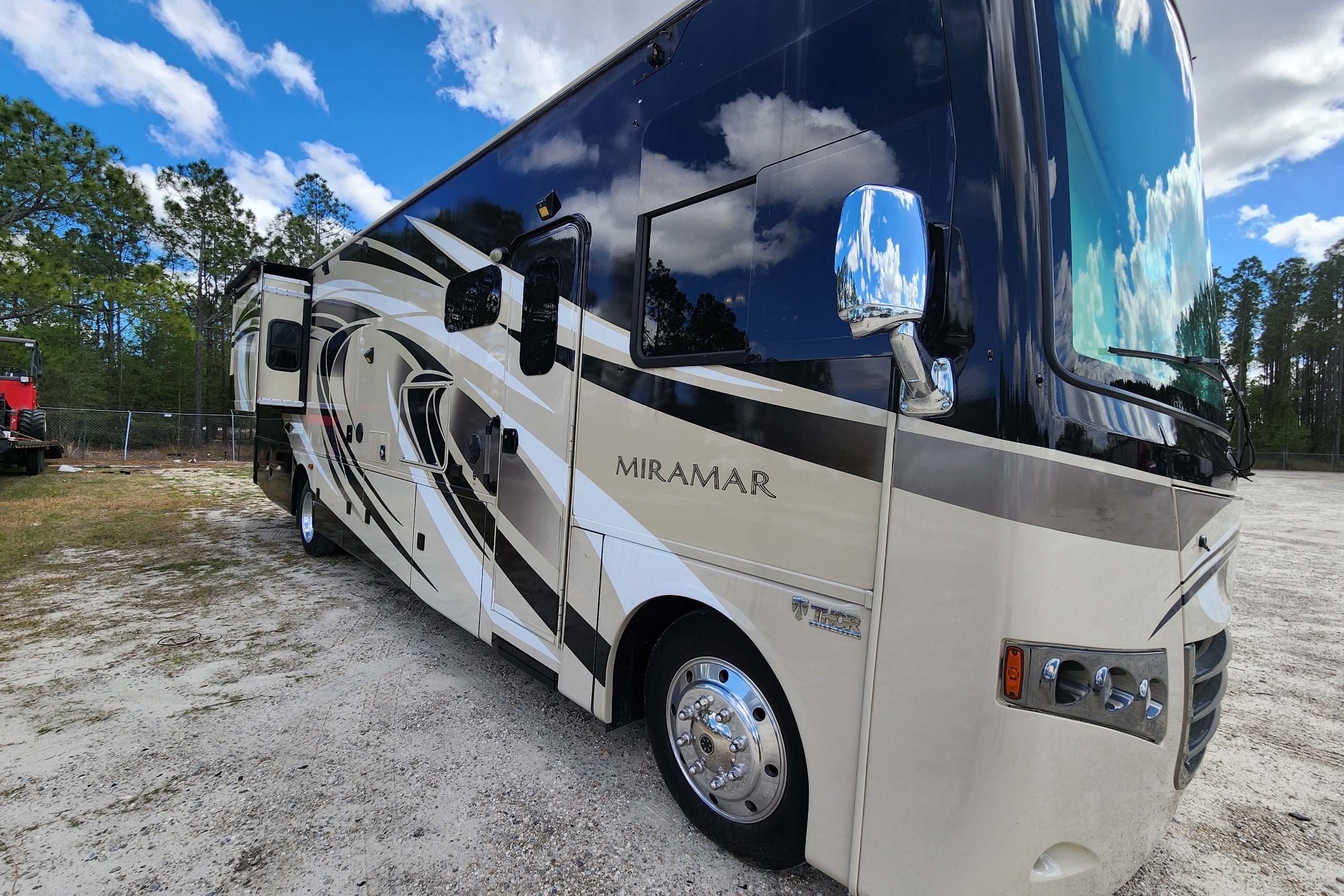Luana | Comfortable & Stylish RV for Your Next Adventure