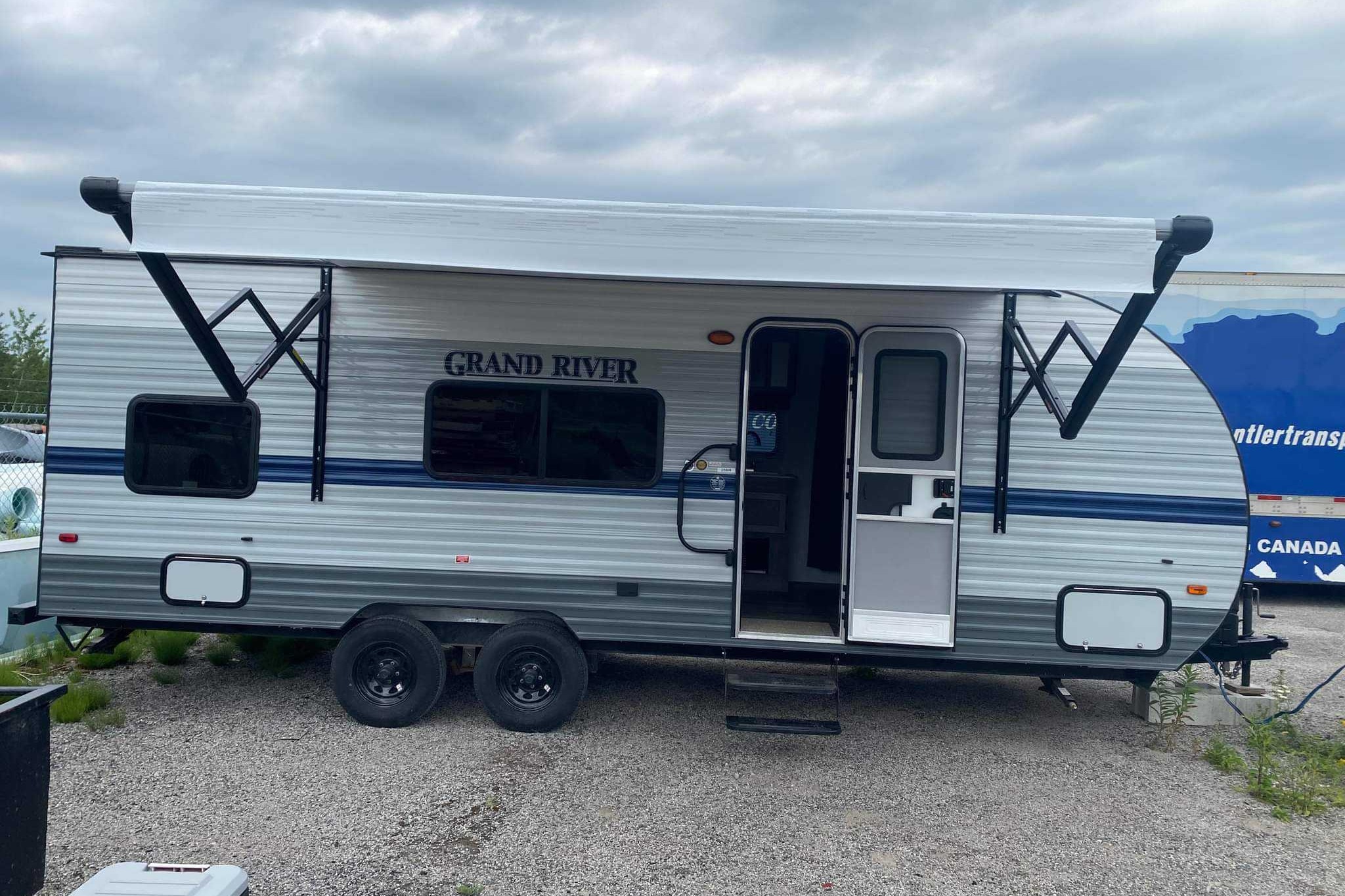 Full Service Trailer Rental! 25ft & Sleeps 6!