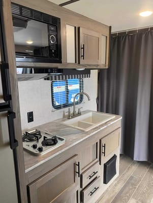 Full Service Trailer Rental! 25ft & Sleeps 6!