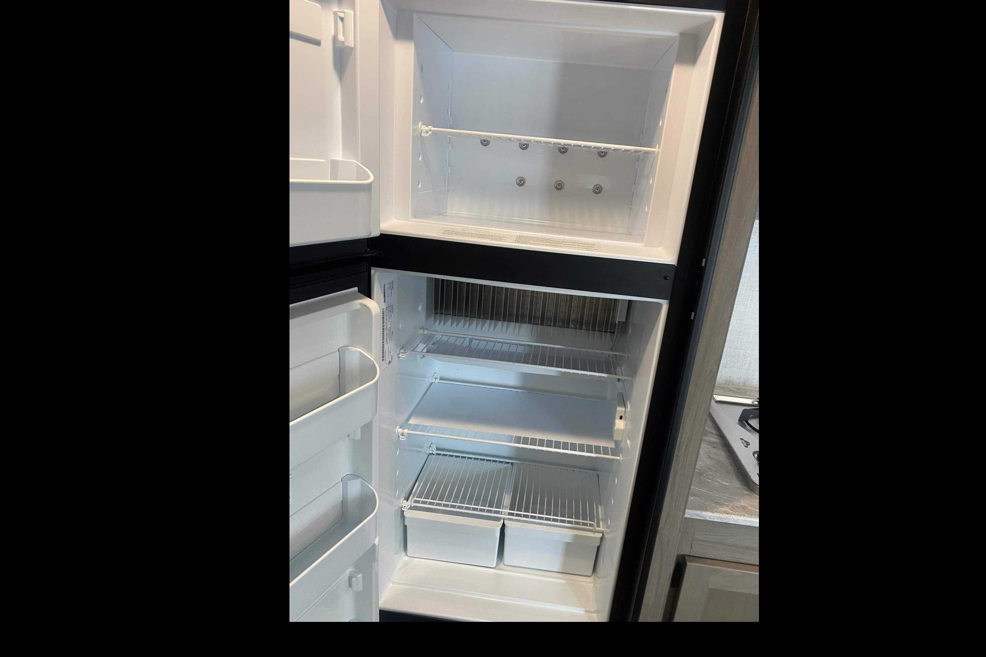 Full Service Trailer Rental! 25ft & Sleeps 6!