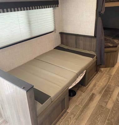 Full Service Trailer Rental! 25ft & Sleeps 6!