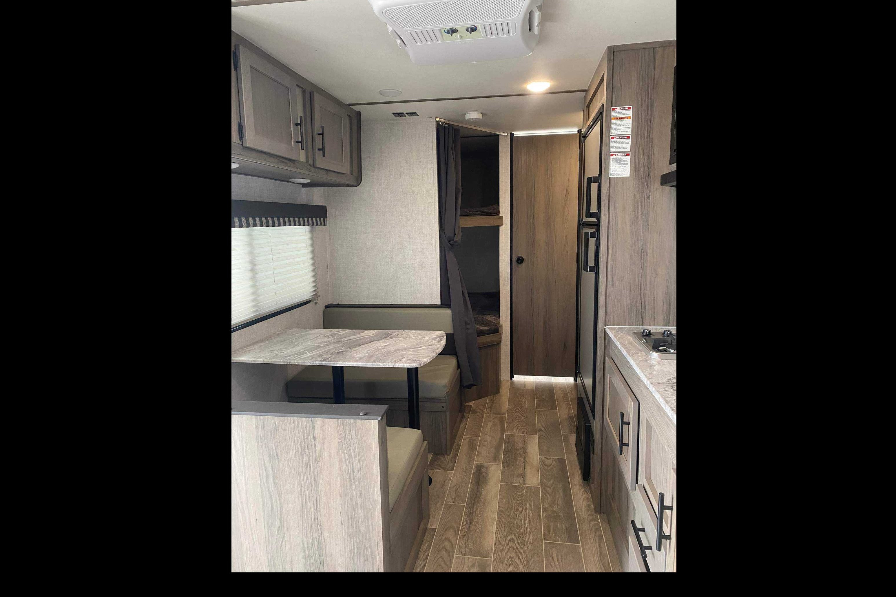 Full Service Trailer Rental! 25ft & Sleeps 6!