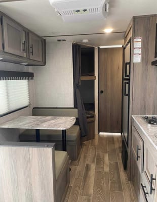 Full Service Trailer Rental! 25ft & Sleeps 6!
