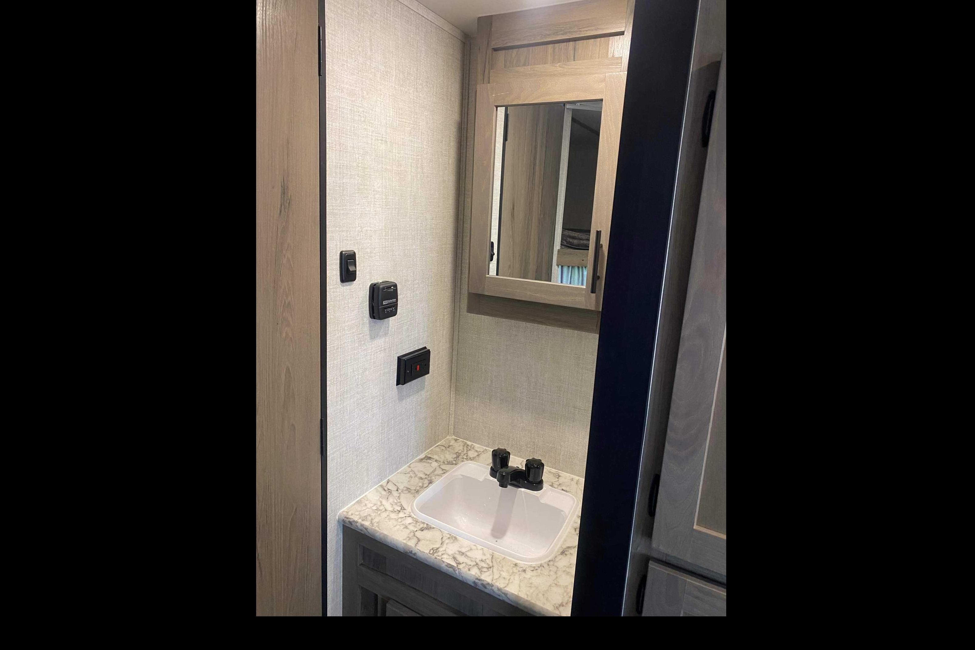 Full Service Trailer Rental! 25ft & Sleeps 6!