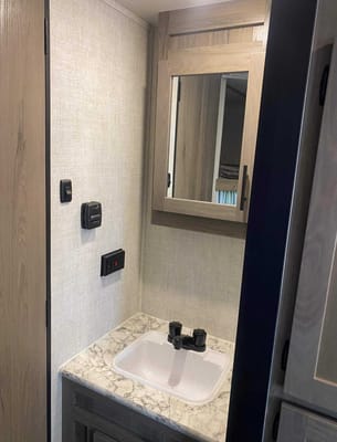 Full Service Trailer Rental! 25ft & Sleeps 6!