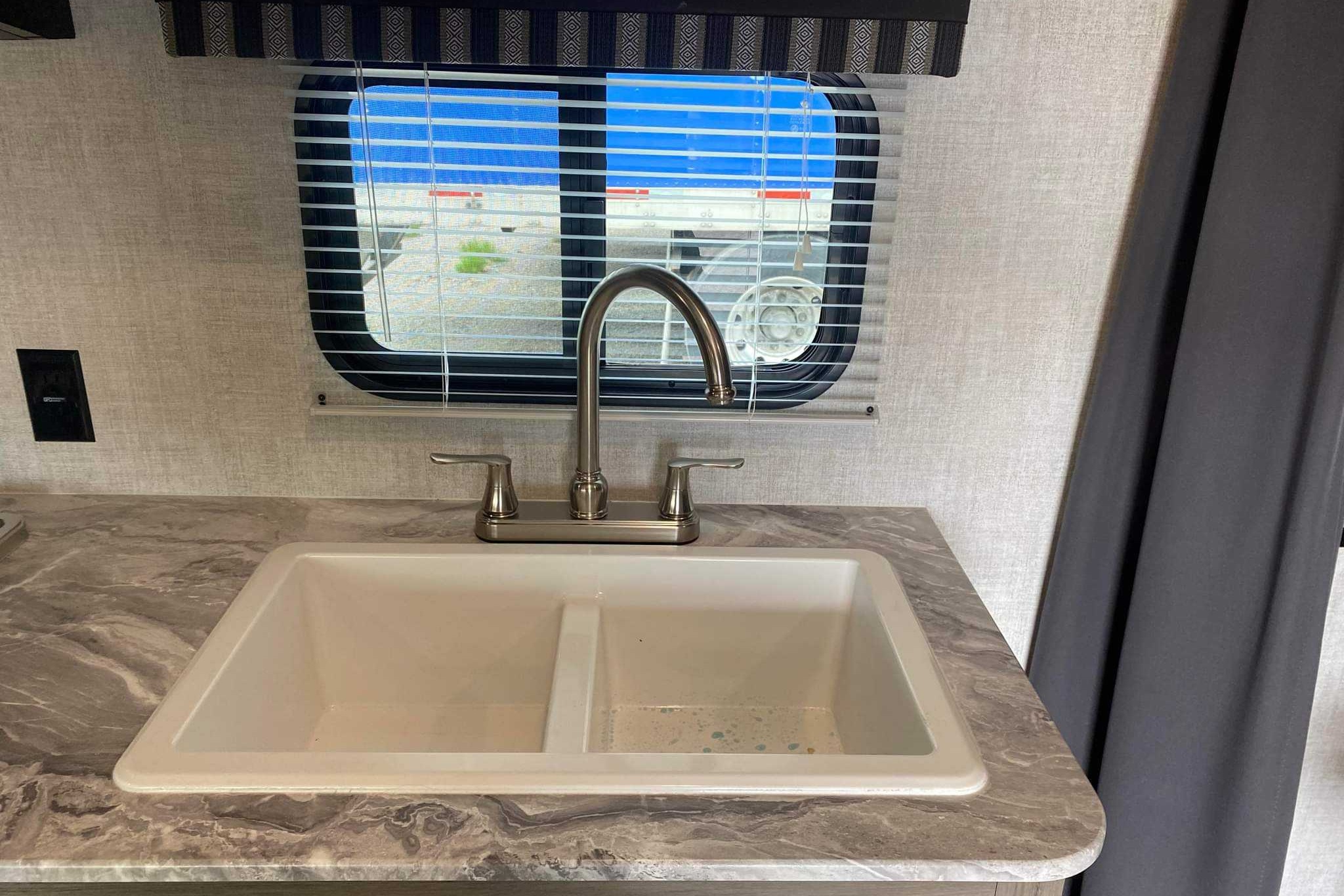 Full Service Trailer Rental! 25ft & Sleeps 6!