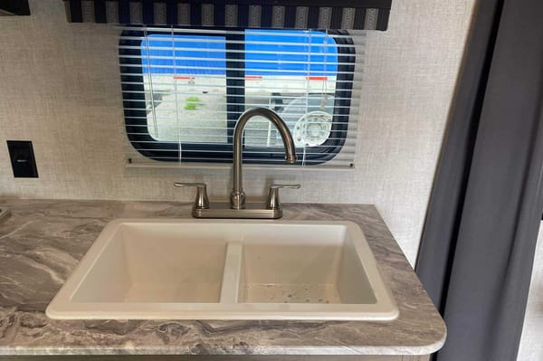 Full Service Trailer Rental! 25ft & Sleeps 6!