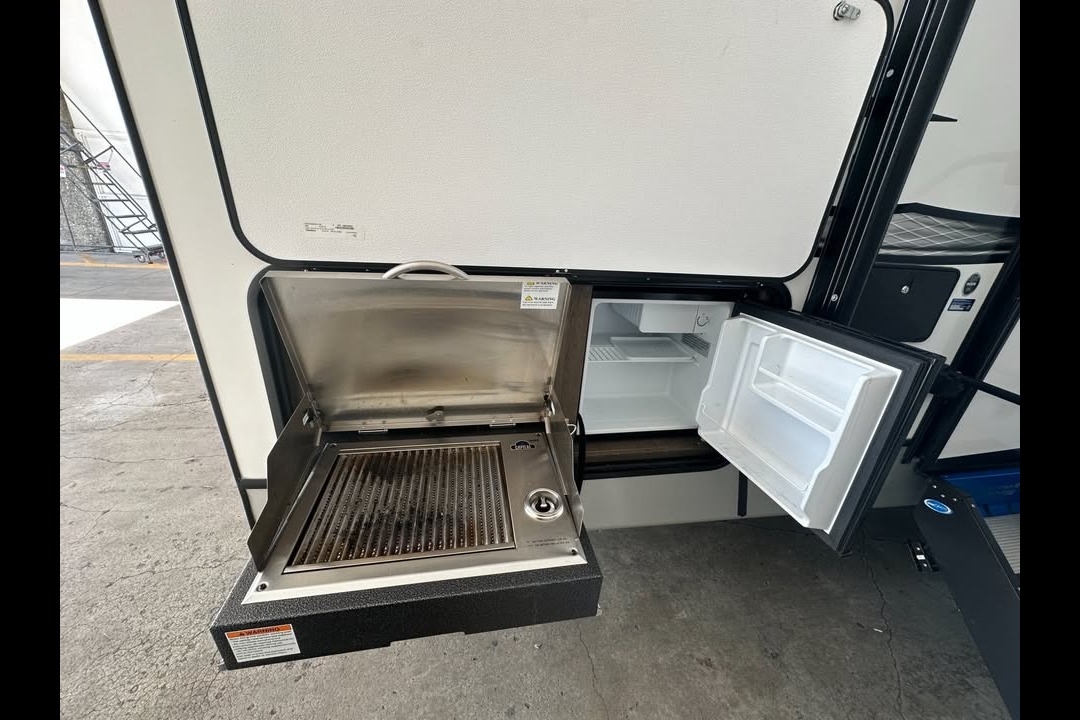 Half ton and family friendly Keystone Cougar 31 BHKWE Travel Trailer