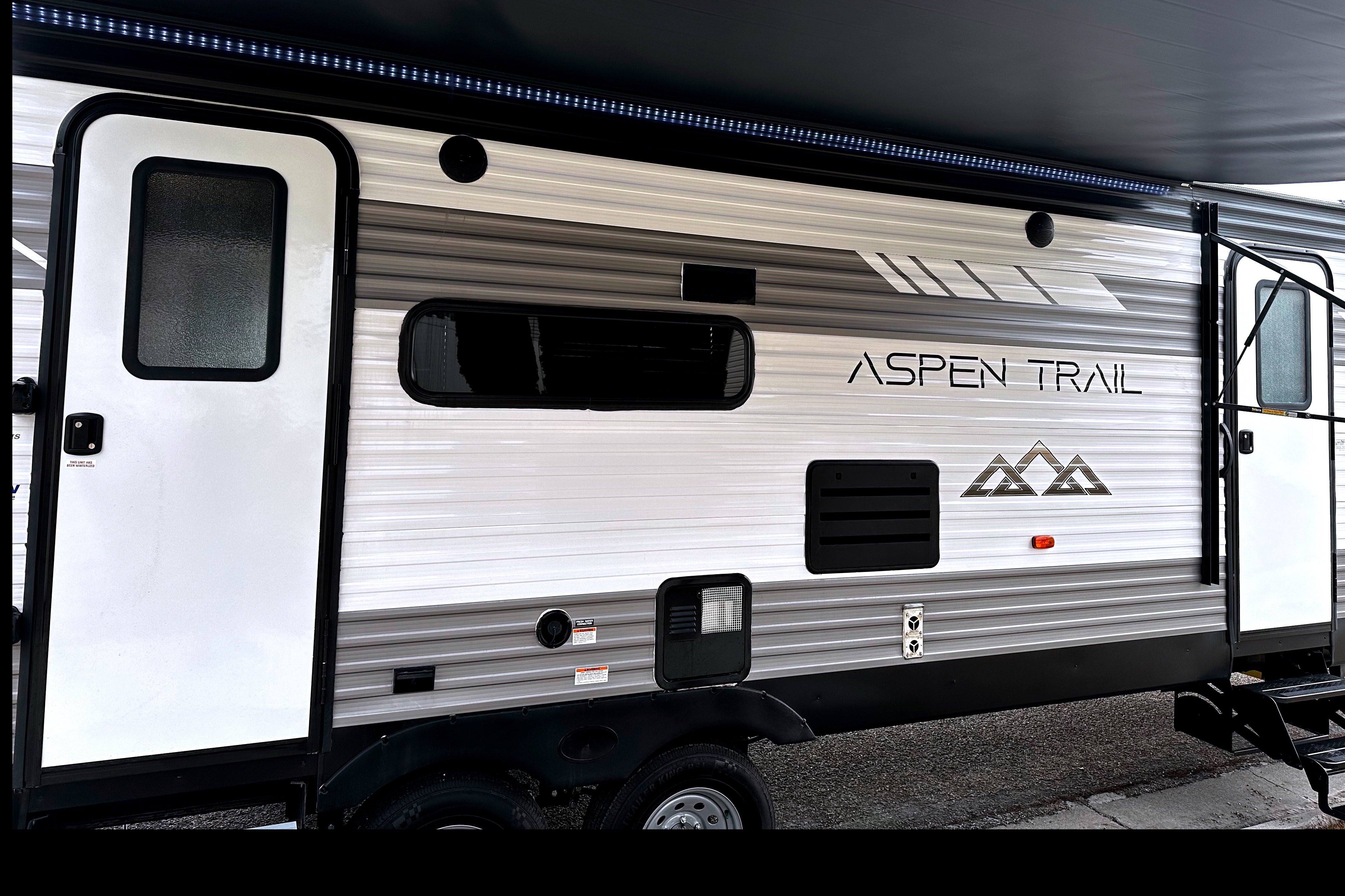 Family friendly 2022 32’ Aspen trail Travel Trailer