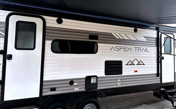Family friendly 2022 32’ Aspen trail Travel Trailer