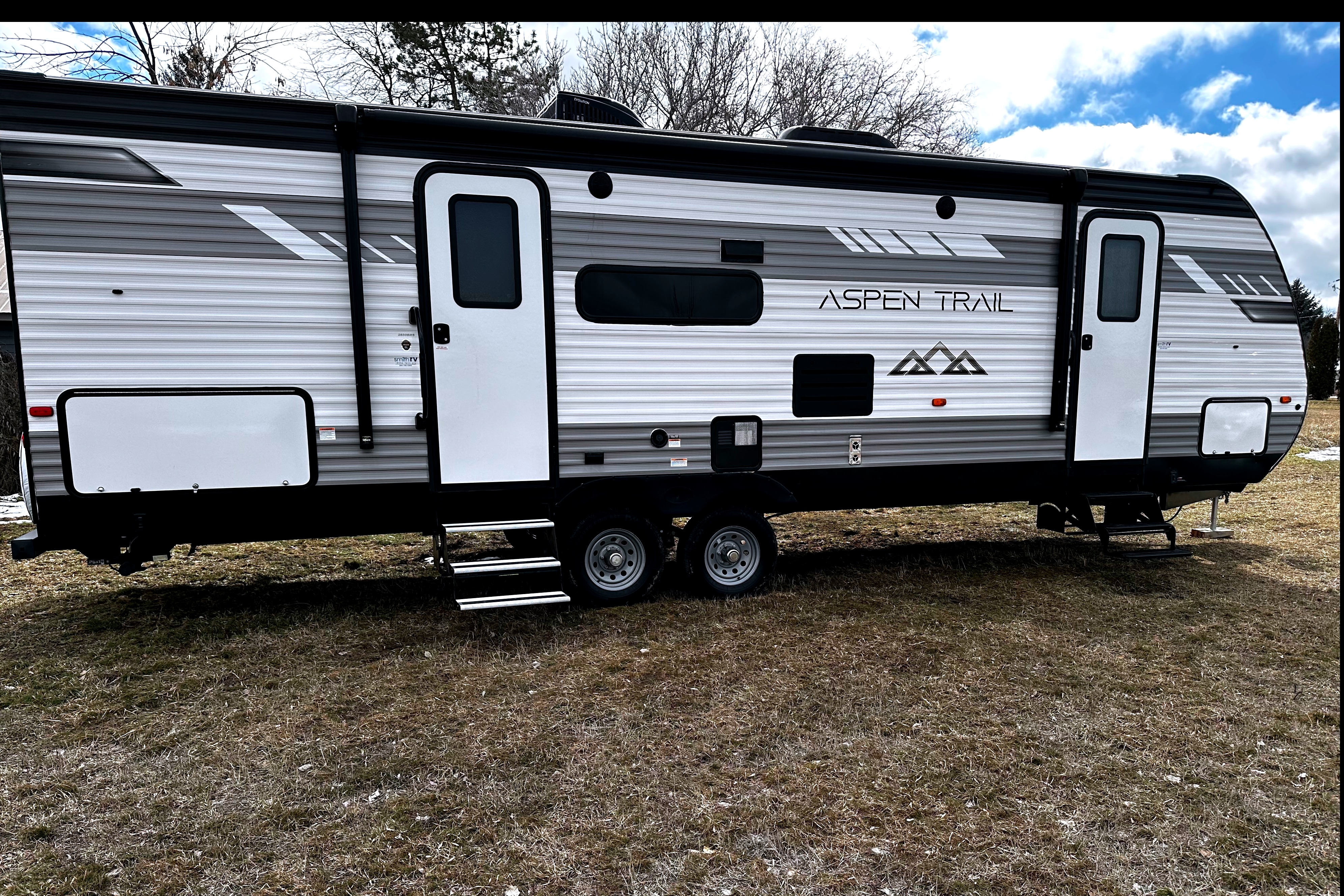 Family friendly 2022 32’ Aspen trail Travel Trailer