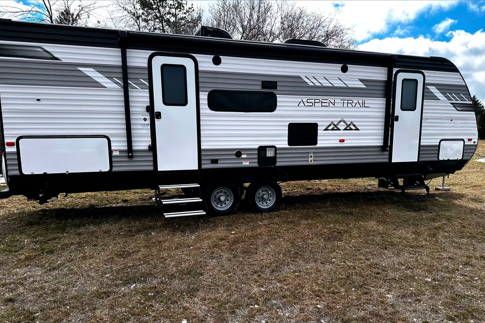 Family friendly 2022 32’ Aspen trail Travel Trailer