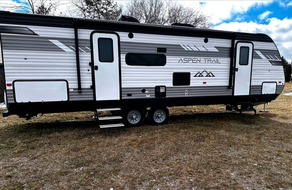 Family friendly 2022 32’ Aspen trail Travel Trailer