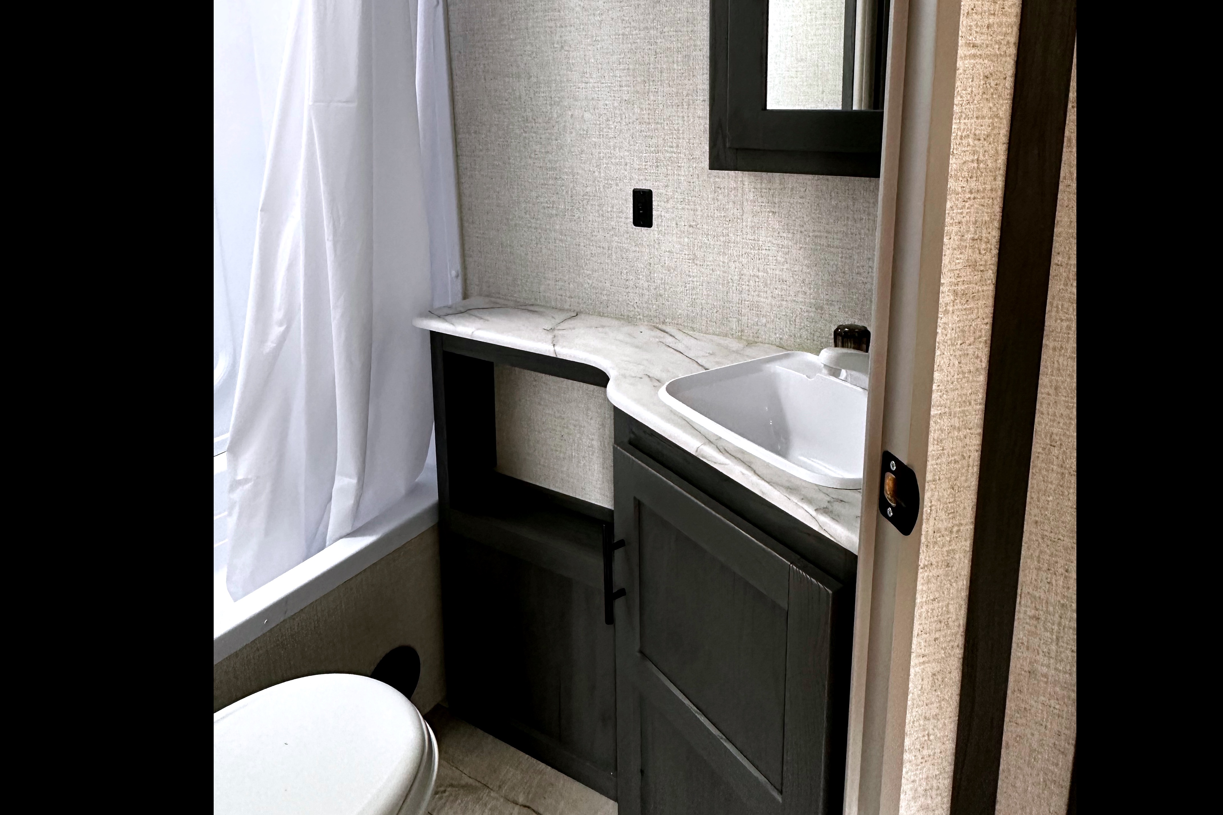Family friendly 2022 32’ Aspen trail Travel Trailer