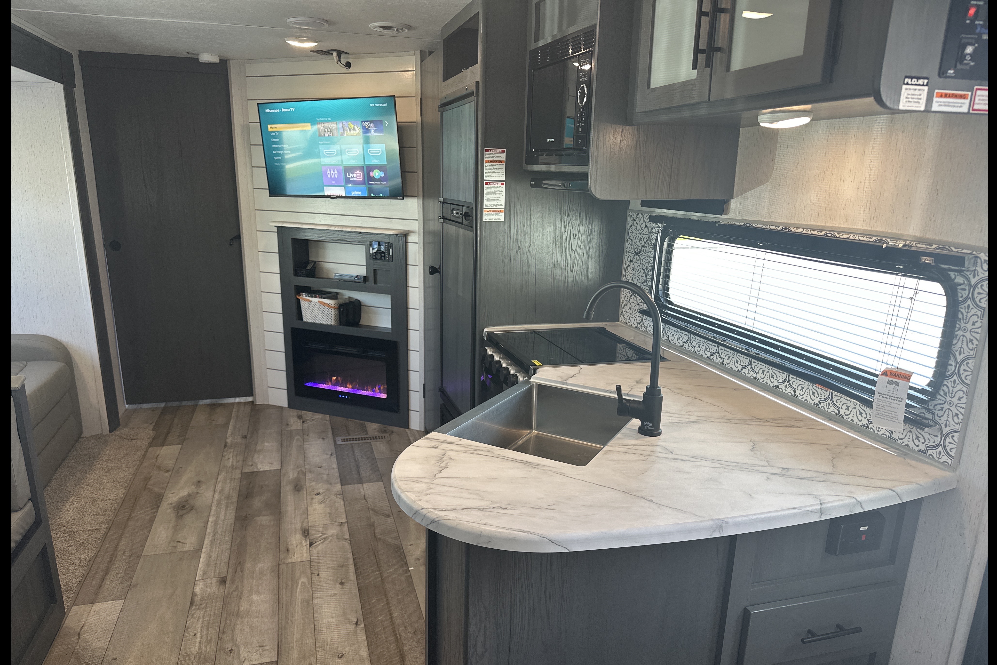 Family friendly 2022 32’ Aspen trail Travel Trailer