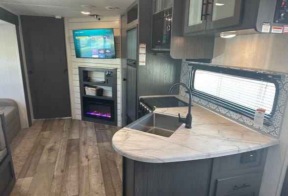 Family friendly 2022 32’ Aspen trail Travel Trailer