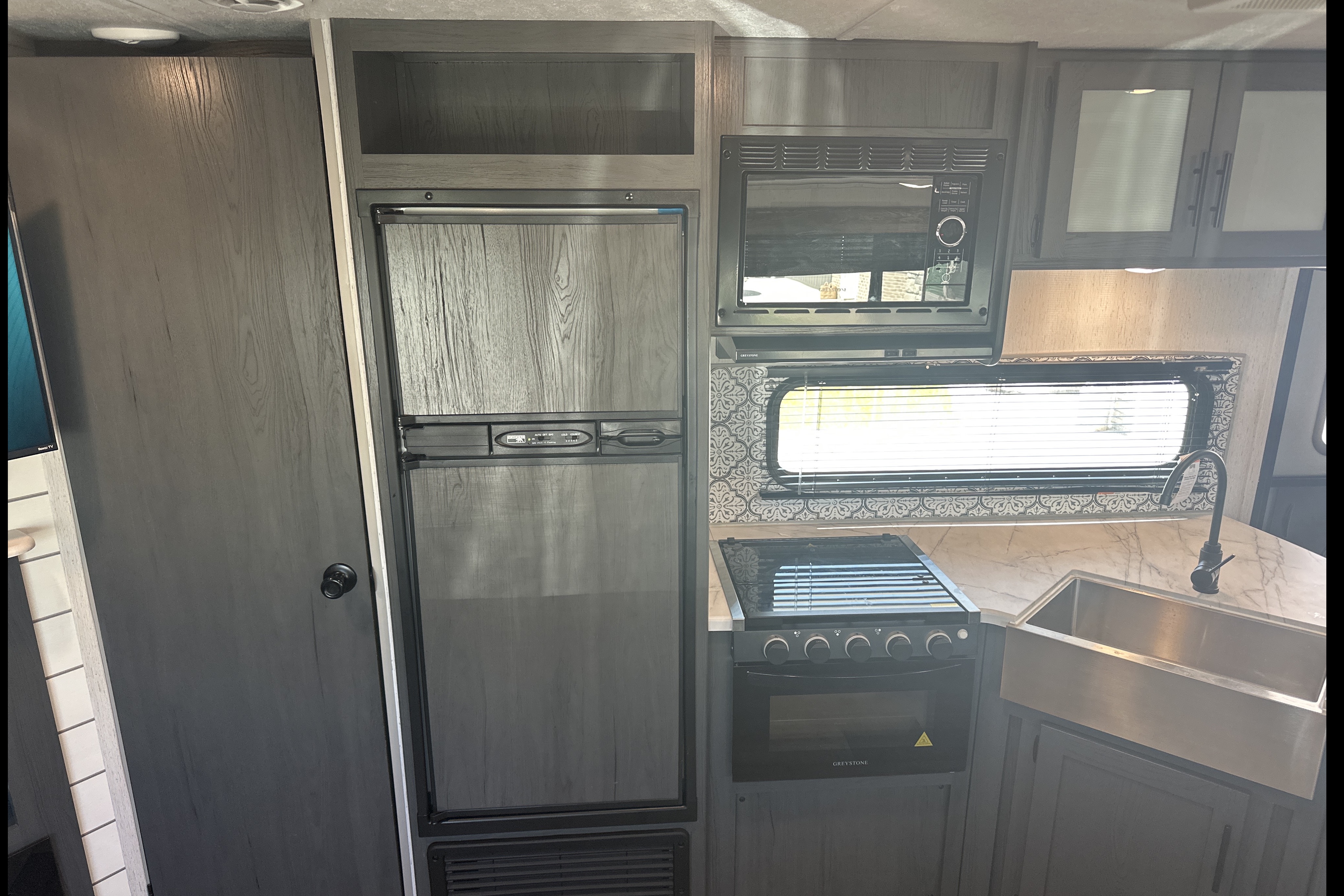 Family friendly 2022 32’ Aspen trail Travel Trailer