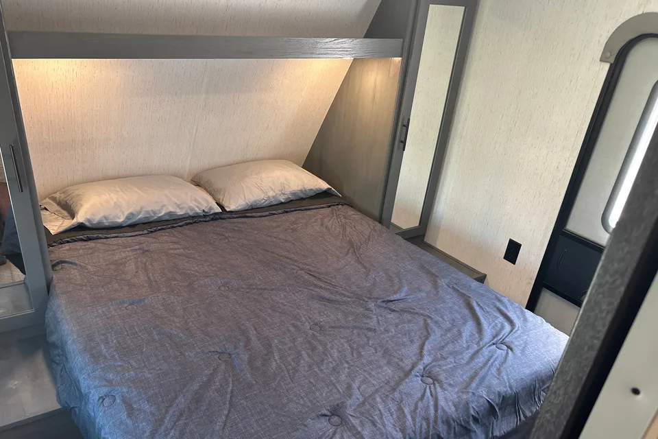 Family friendly 2022 32’ Aspen trail Travel Trailer