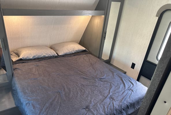 Family friendly 2022 32’ Aspen trail Travel Trailer