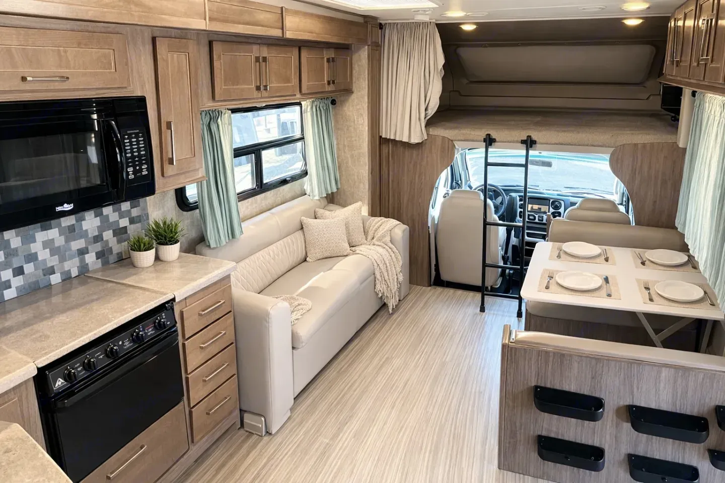 (#10) Luxury Family RV – Sleeps 10, Camping, Burning Man, EDC