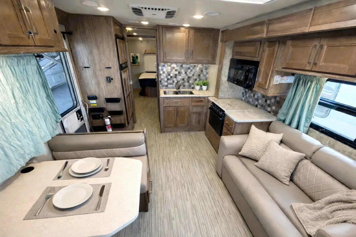 (#10) Luxury Family RV – Sleeps 10, Camping, Burning Man, EDC