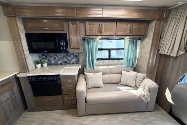 (#10) Luxury Family RV – Sleeps 10, Camping, Burning Man, EDC