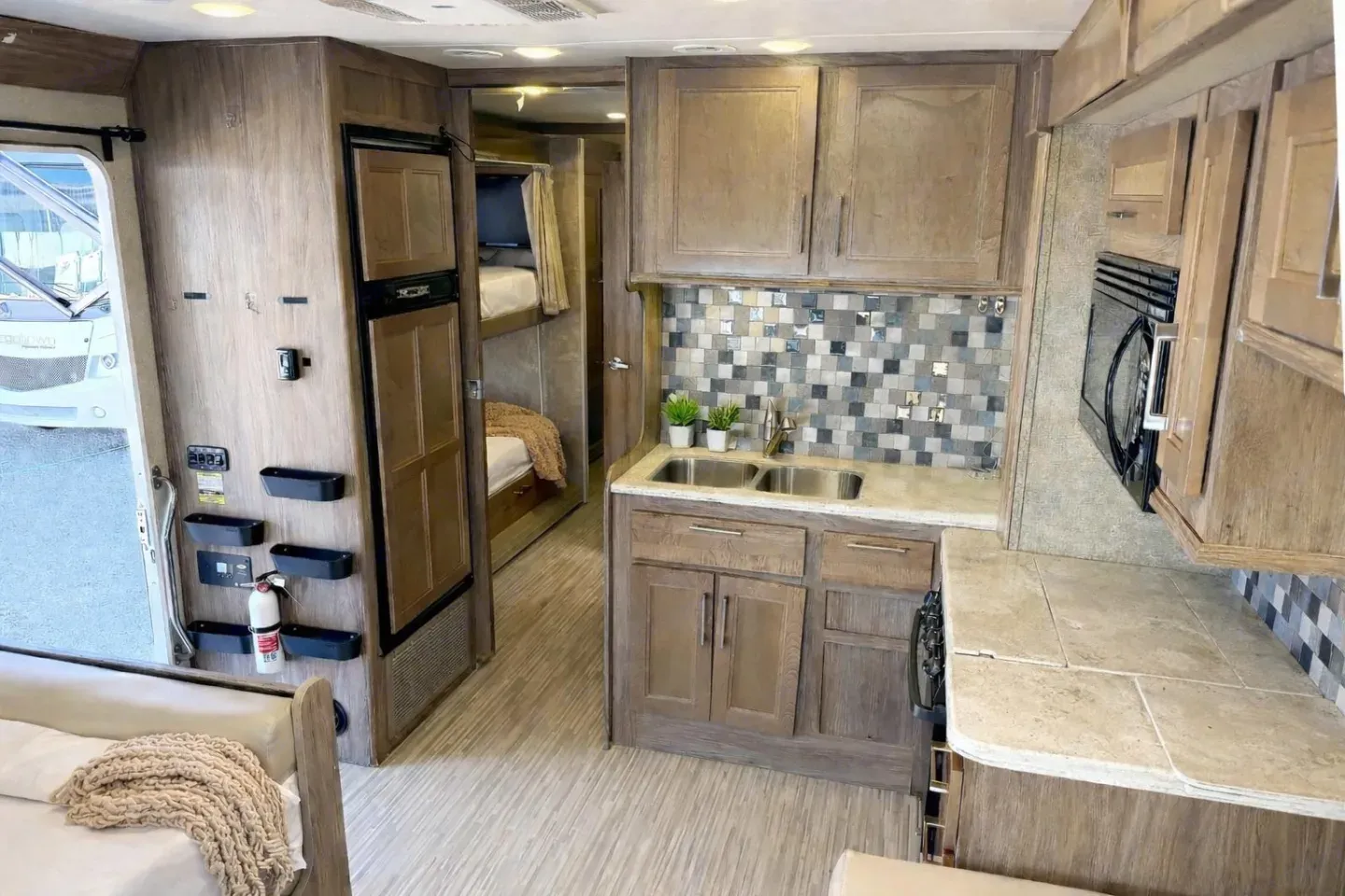 (#10) Luxury Family RV – Sleeps 10, Camping, Burning Man, EDC