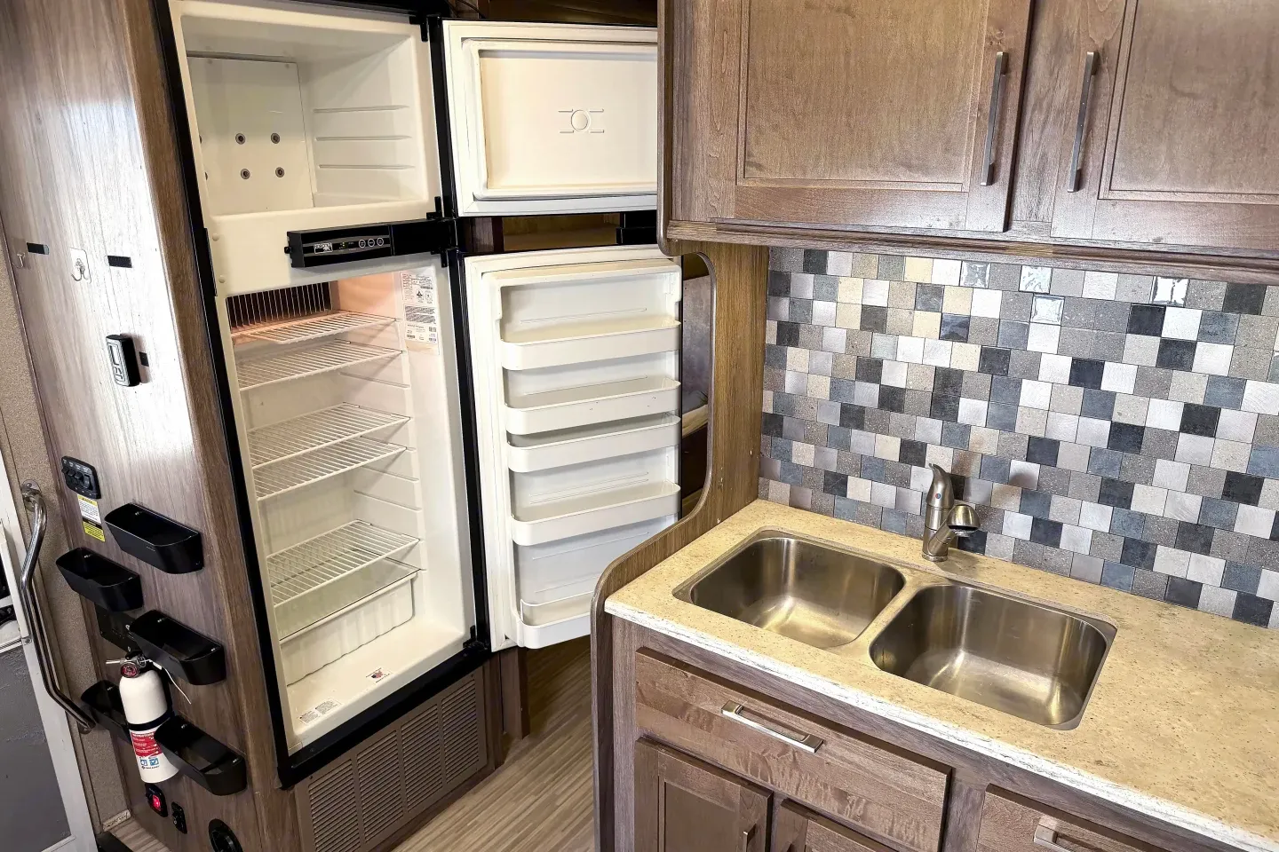 (#10) Luxury Family RV – Sleeps 10, Camping, Burning Man, EDC