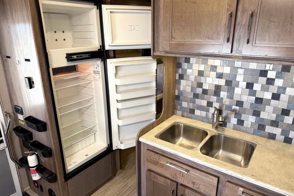 (#10) Luxury Family RV – Sleeps 10, Camping, Burning Man, EDC