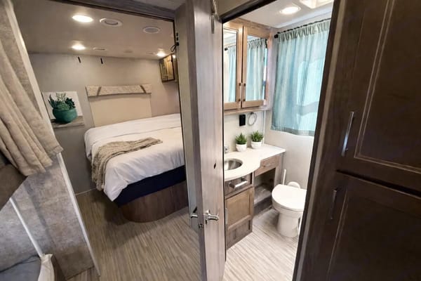 (#10) Luxury Family RV – Sleeps 10, Camping, Burning Man, EDC
