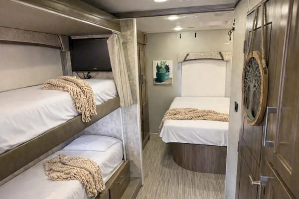 (#10) Luxury Family RV – Sleeps 10, Camping, Burning Man, EDC