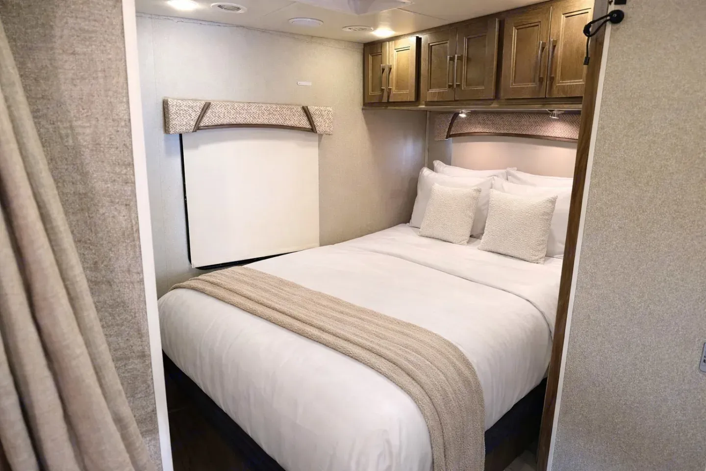 (#10) Luxury Family RV – Sleeps 10, Camping, Burning Man, EDC