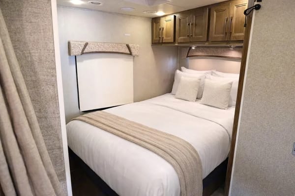 (#10) Luxury Family RV – Sleeps 10, Camping, Burning Man, EDC