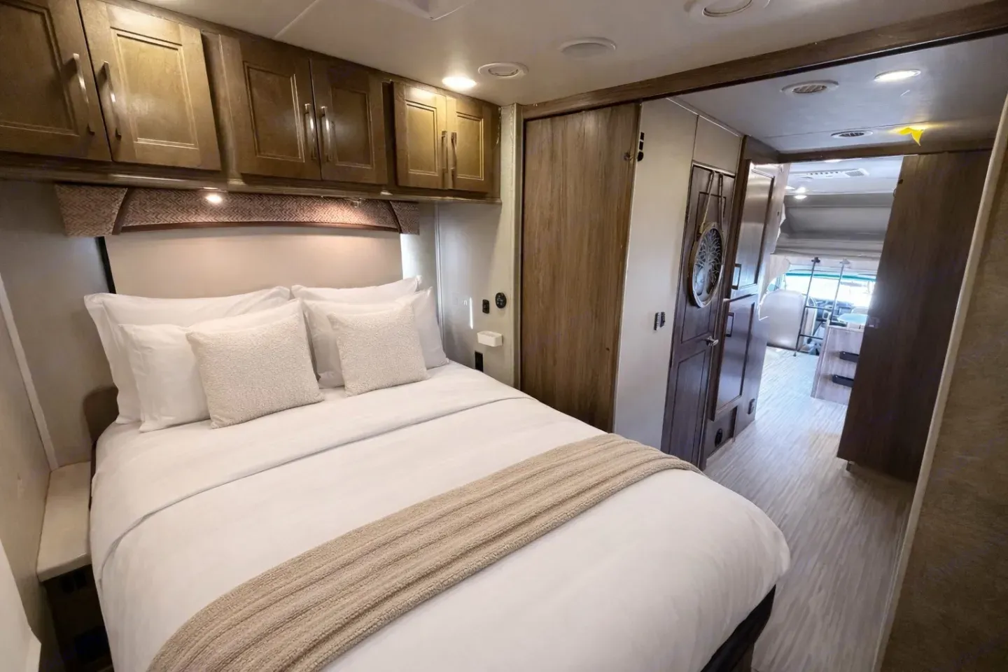 (#10) Luxury Family RV – Sleeps 10, Camping, Burning Man, EDC
