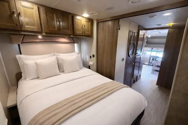 (#10) Luxury Family RV – Sleeps 10, Camping, Burning Man, EDC