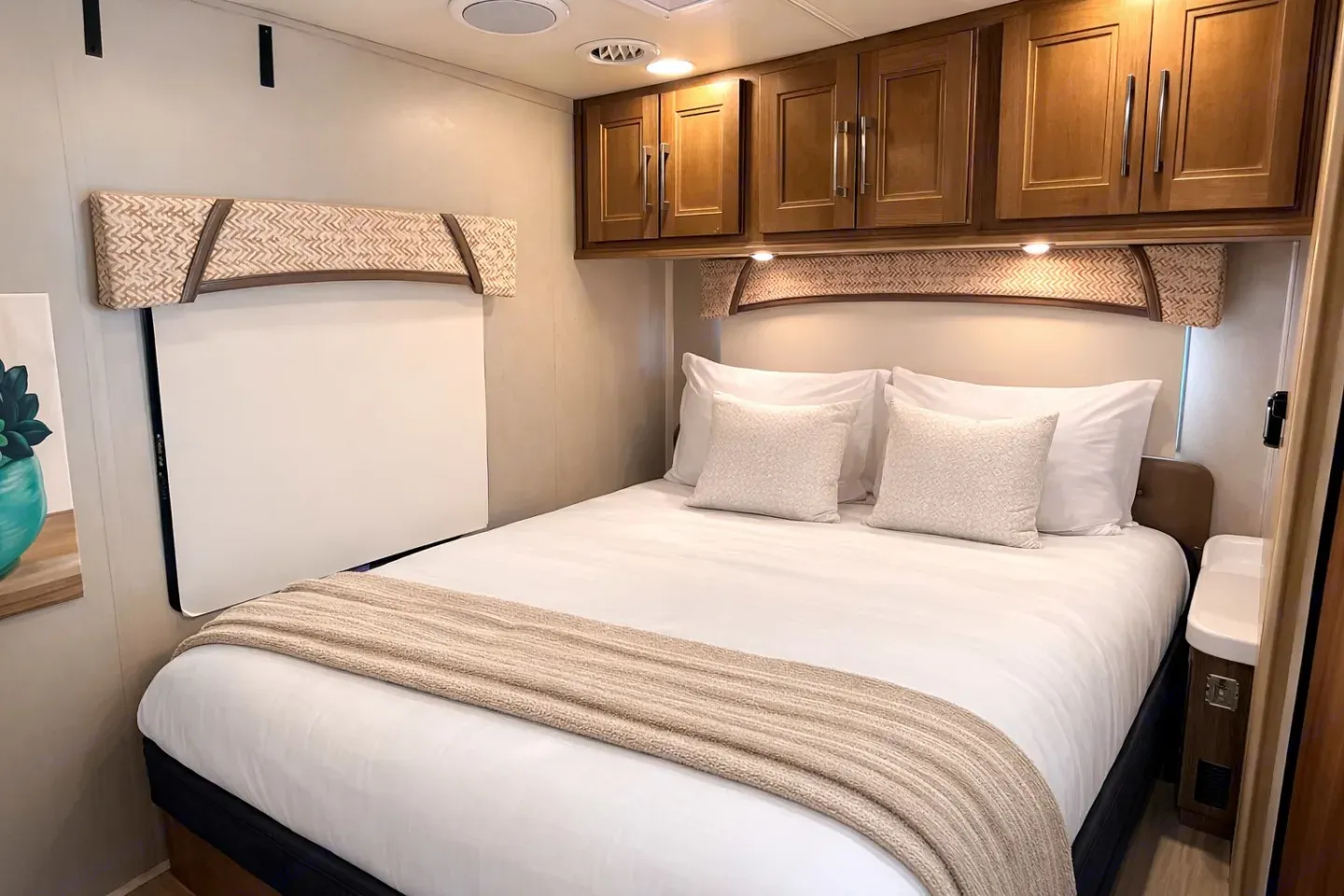 (#10) Luxury Family RV – Sleeps 10, Camping, Burning Man, EDC
