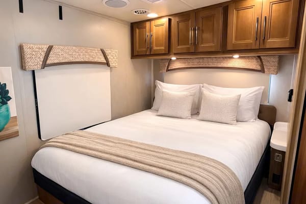 (#10) Luxury Family RV – Sleeps 10, Camping, Burning Man, EDC